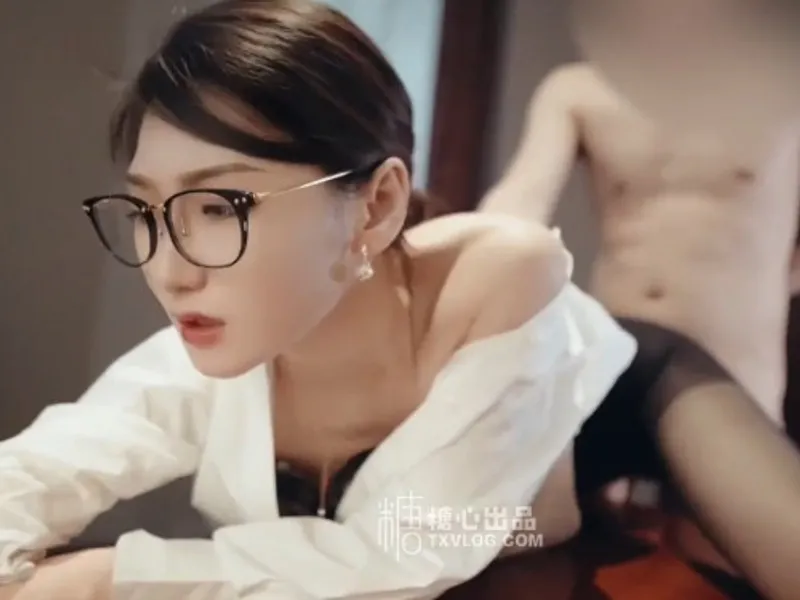 Vào phòng riêng được sếp nữ nứng lồn bú cò cho