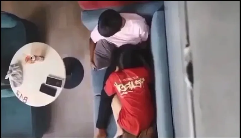 Quay lén người yêu mút liếm cho eny nơi công cộng