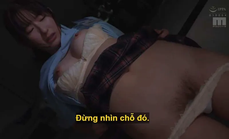 Ông chủ mưu đồ "xử đẹp" cô nhân viên dưới quyền kiêu kỳ lười nhác, suốt ngày chỉ chăm chăm chat chit với người yêu.